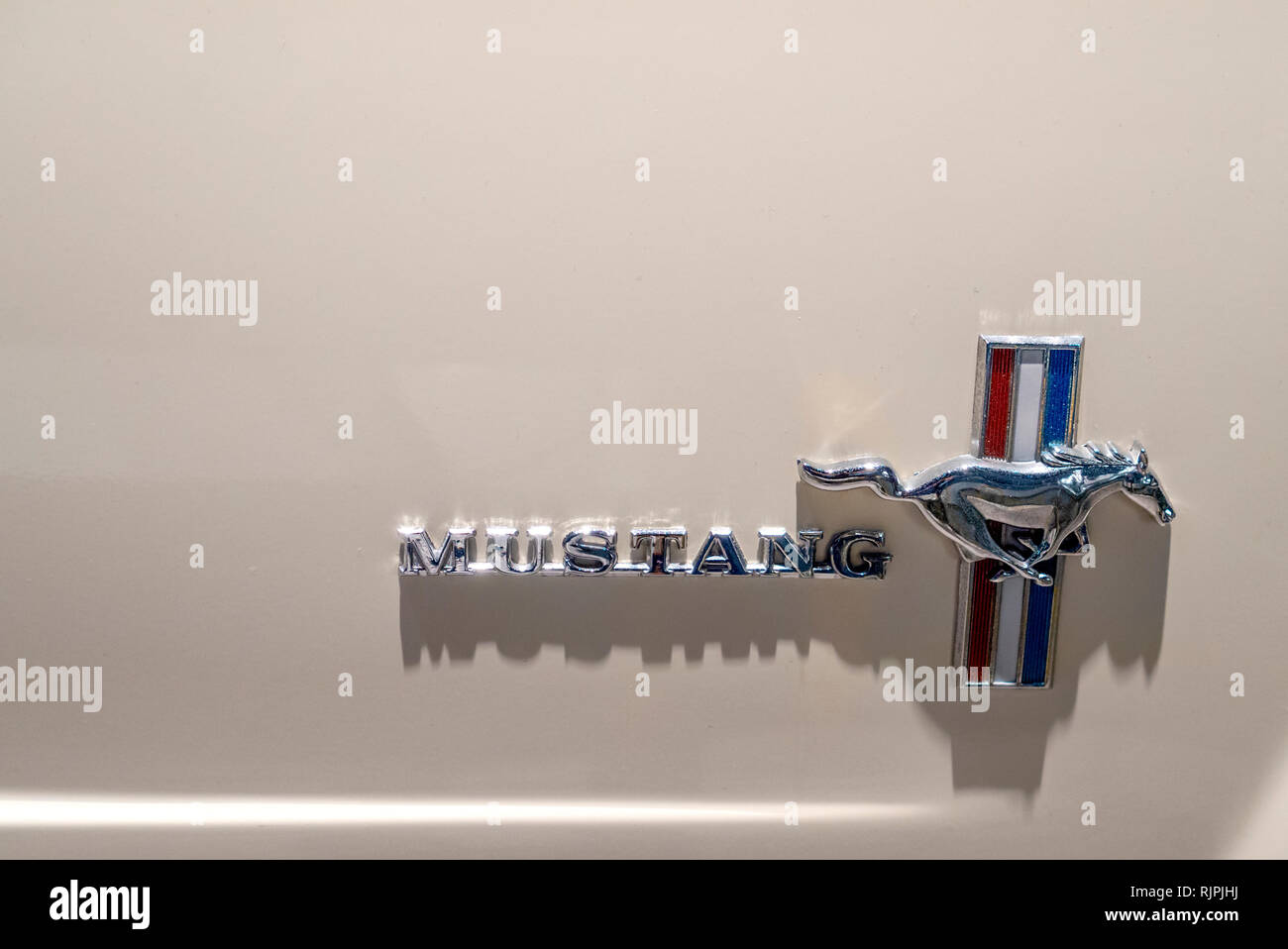 Dearborn, MI/USA - 04.21.2018: Close-up Logo auf der Seite eines weißen Ford Mustang Oldtimer Stockfoto