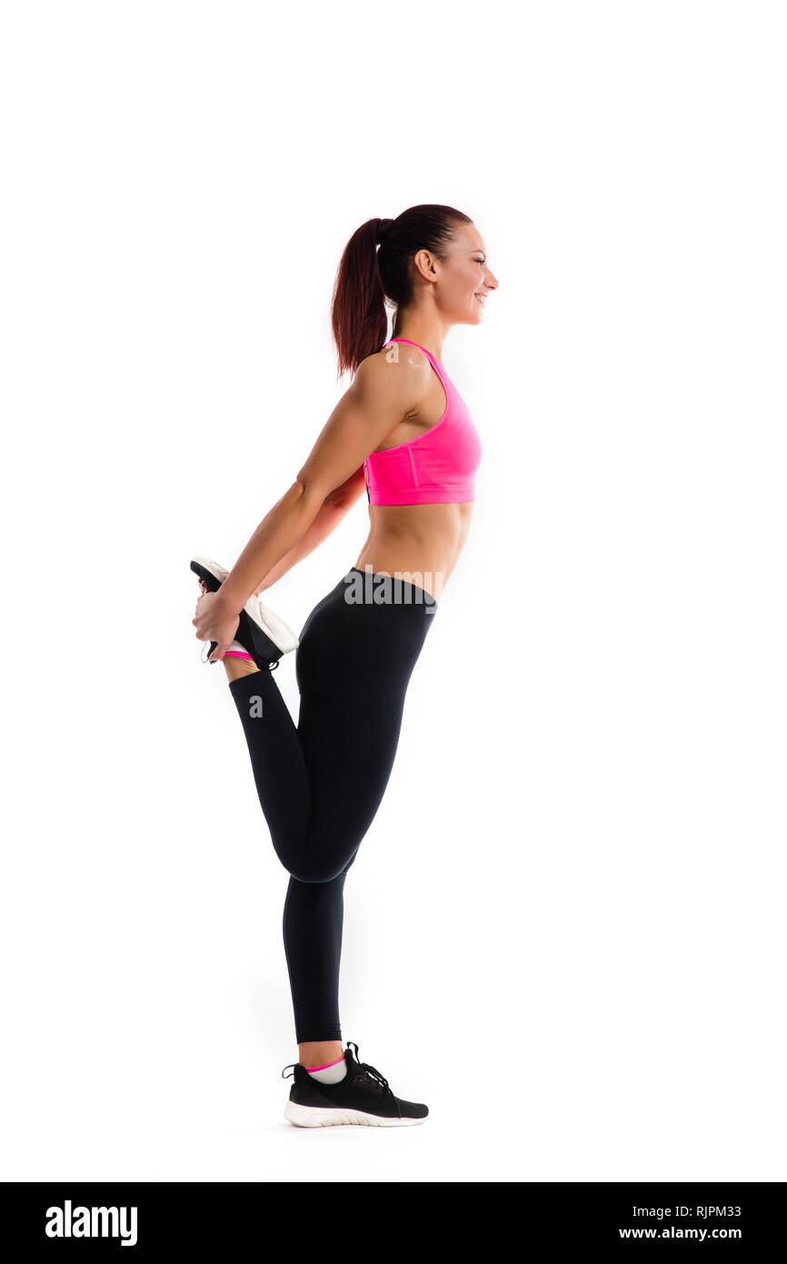 Junge fitness Frau gerade Ihre Beine strecken. Foto von muskulöse Frau in modische Sportbekleidung auf weißem Hintergrund. Kraft und Motivation. Stockfoto