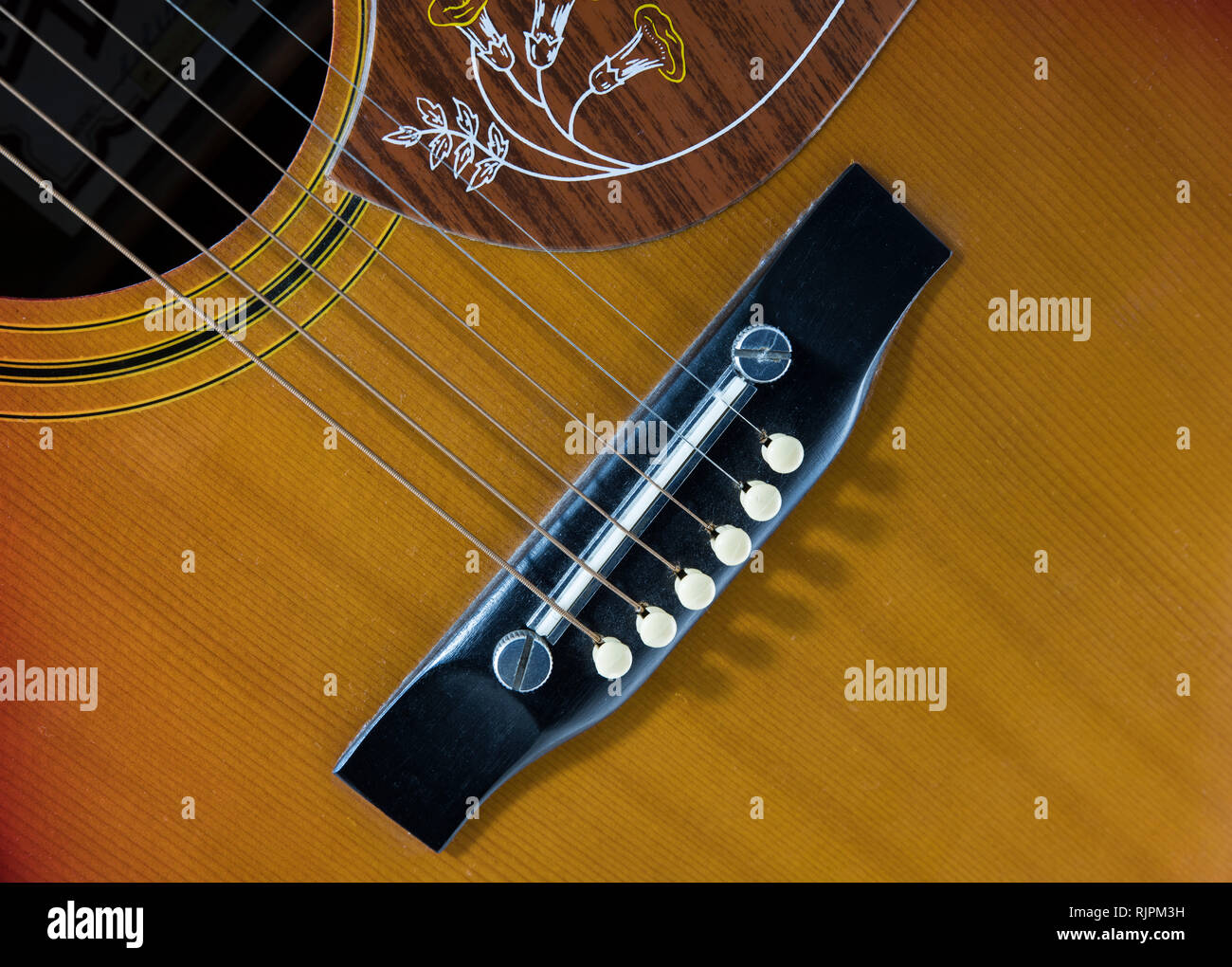 Red Western Gitarre Musik Instrument durch die Zeichenfolgen in der Nähe Stockfoto