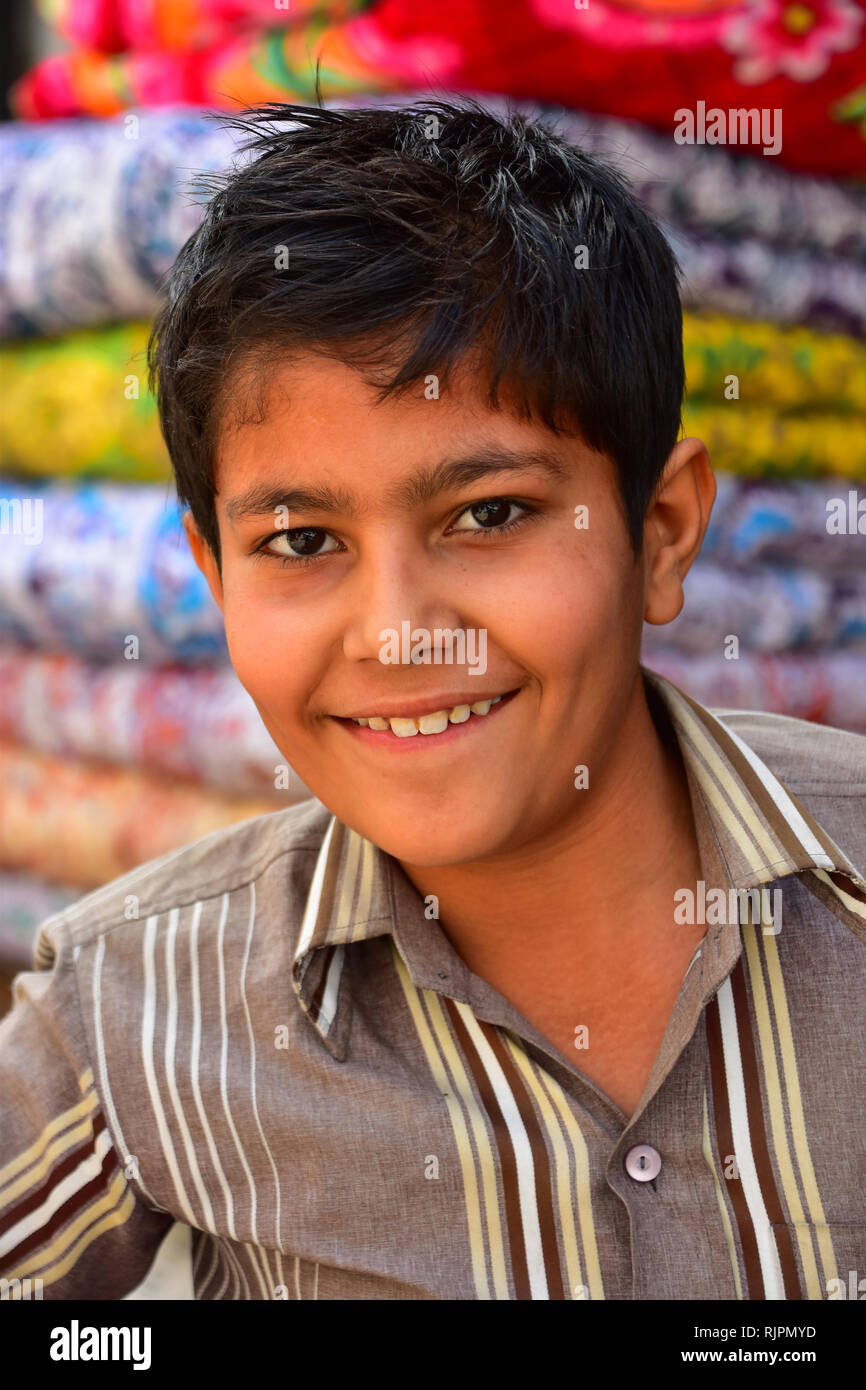 Indischer Junge, Textilien, Street Fotografie, Bundi, Rajasthan, Indien Stockfoto