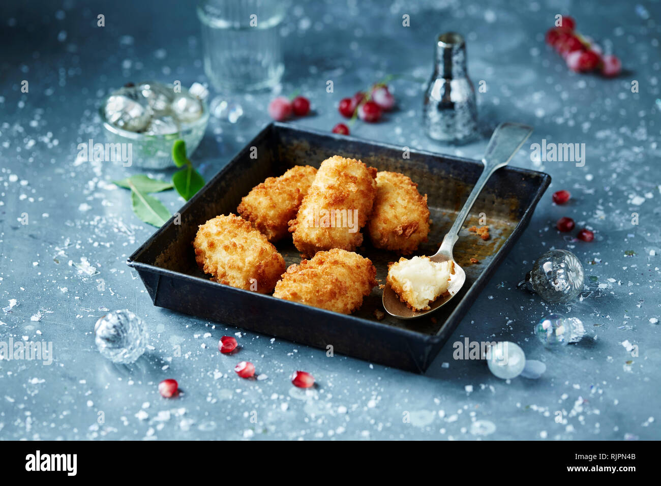 Kroketten in den Bräter, saisonale Kulinarische Weihnachten Stockfoto