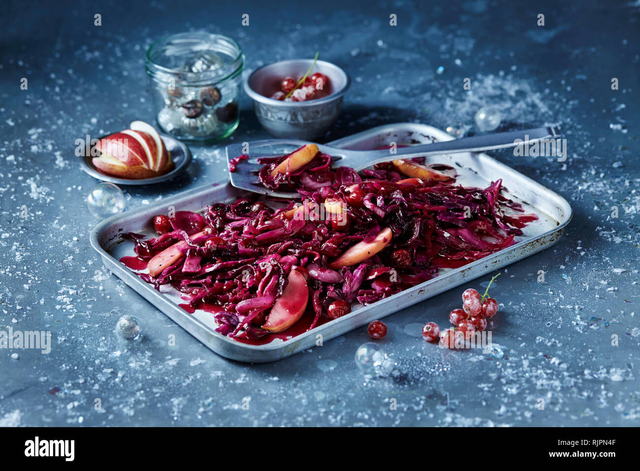 Gebratener Rotkohl und in Scheiben geschnittenen Apfel in der Backform, saisonale Kulinarische Weihnachten Stockfoto