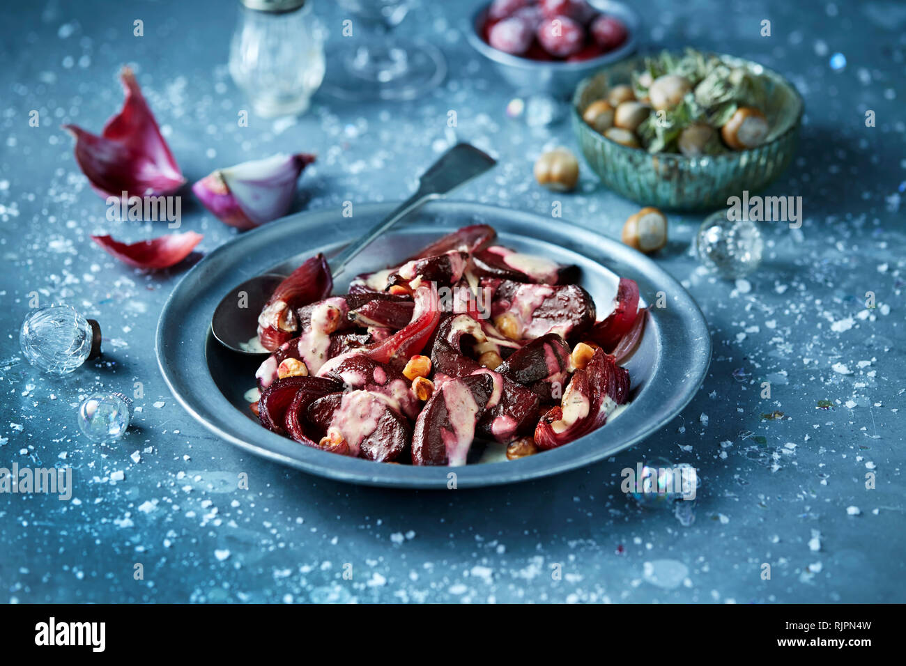 Gebratene rote Bete in Schüssel mit Haselnuss Salat, saisonale Kulinarische Weihnachten Stockfoto