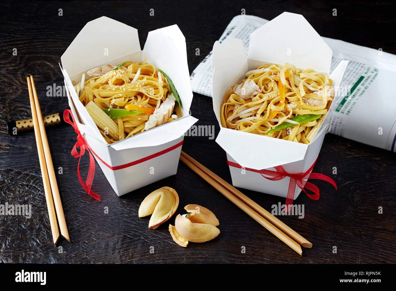 Stillleben mit chinesischen Nudeln im Takeaway Boxen, asiatische Speisen zum Mitnehmen Stockfoto