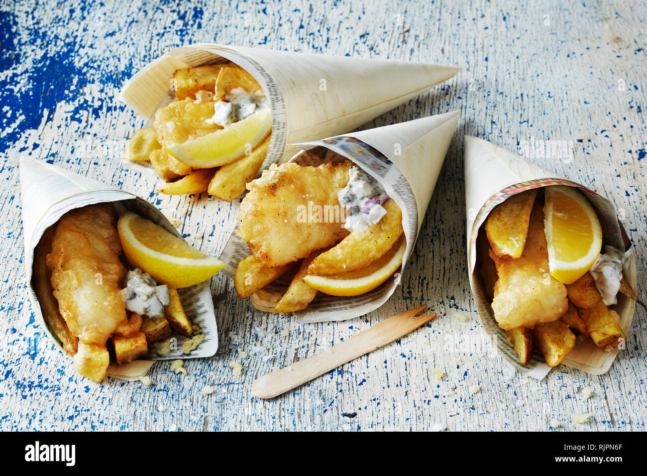 Stilleben mit Fisch und Chips in Kegel Stockfoto