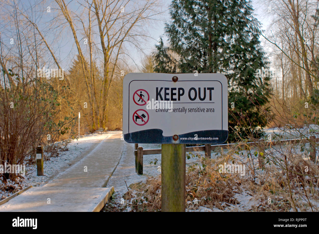 Eine keep out Schild Warnung vor einem ökologisch sensiblen Gebiet in Shoreline Park, Rocky Point, Port Moody, British Columbia, Kanada. Stockfoto