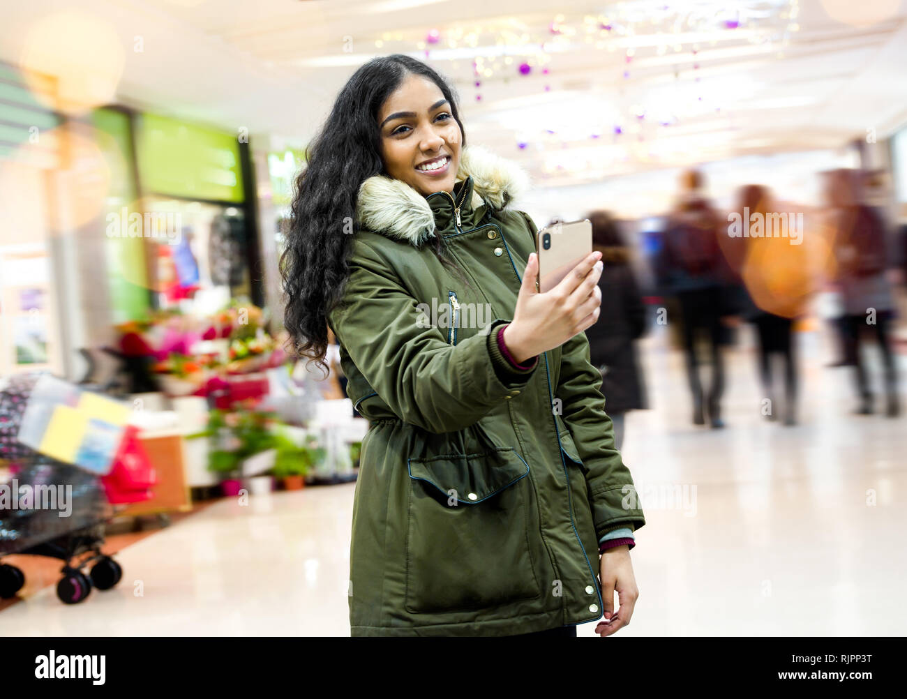 Junge Frau Selfie Fotos Und Bildmaterial In Hoher Aufl sung Alamy junge-frau-selfie-fotos-und-bildmaterial-in-hoher-aufl-sung-alamy