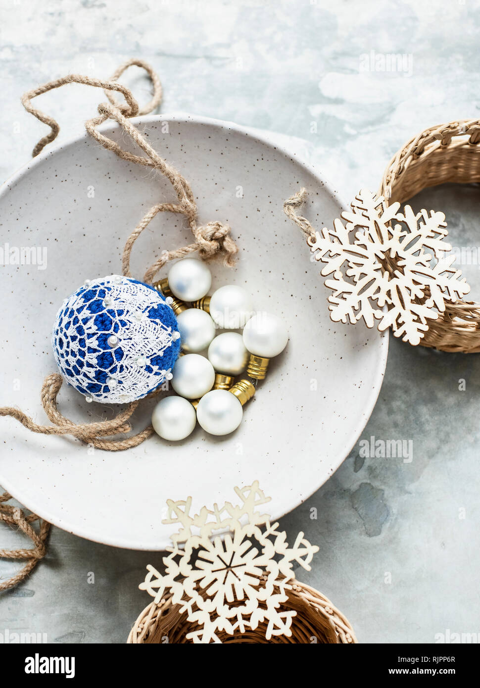 Christbaumkugeln und Ornamente Stockfoto
