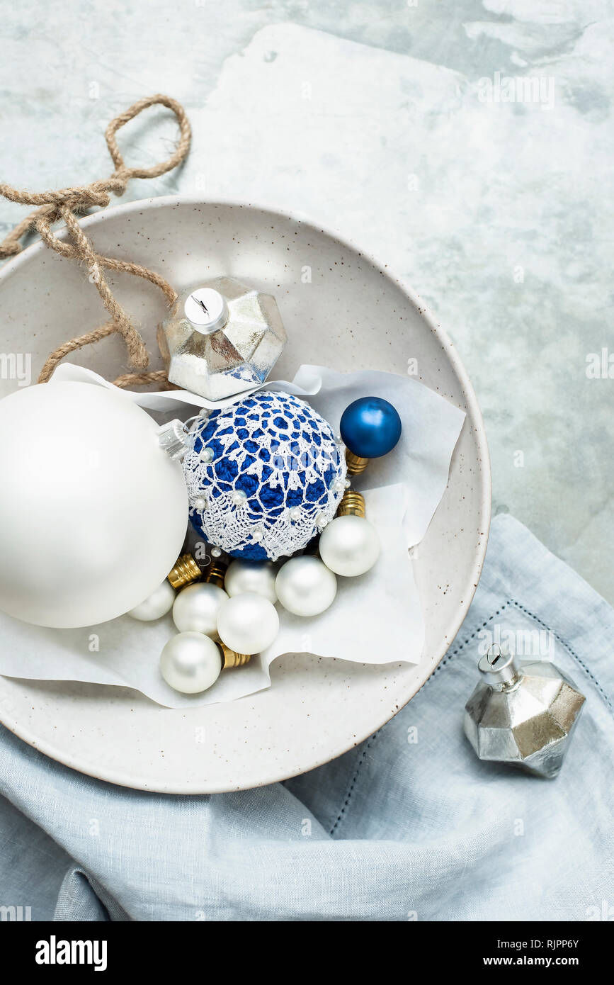 Christbaumkugeln und Ornamente auf Leinen Stockfoto
