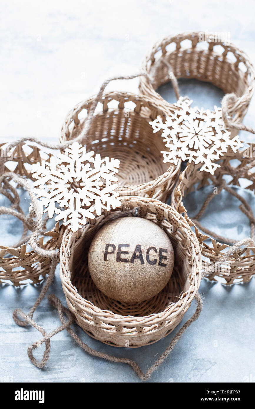 Weihnachtsschmuck und Weidenkörbe Stockfoto