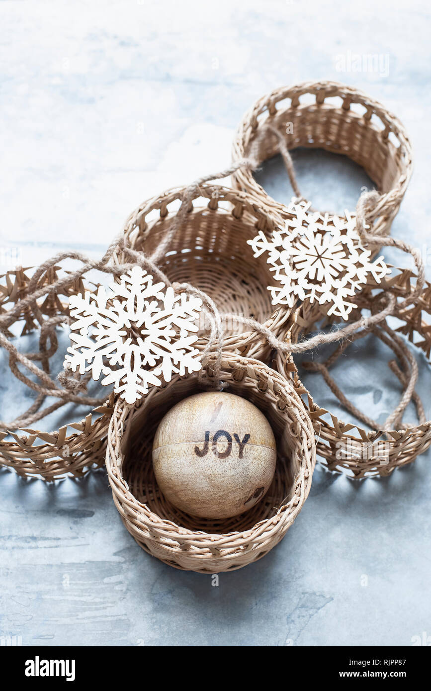 Weihnachtsschmuck und Weidenkörbe Stockfoto