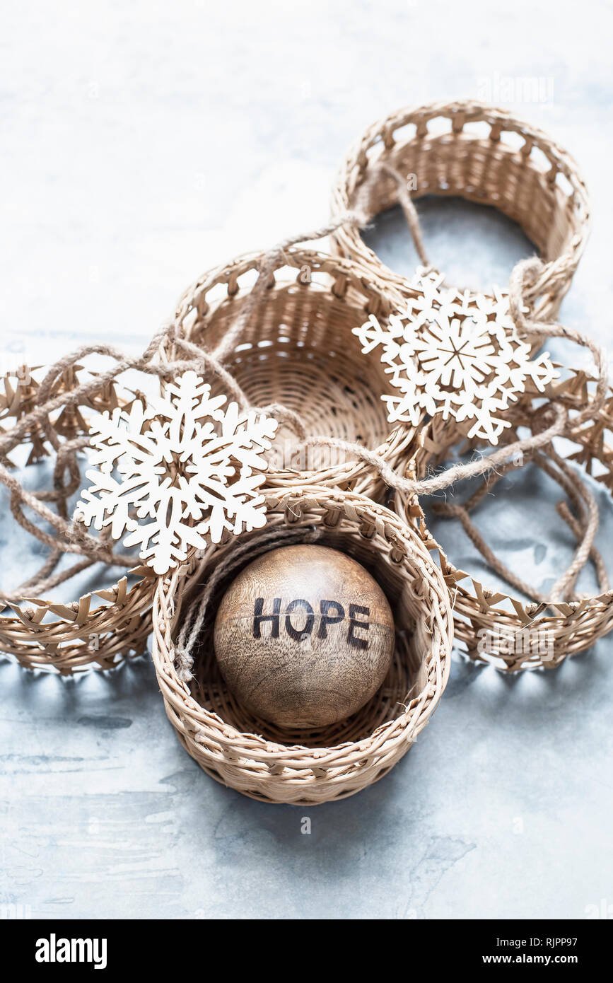 Weihnachtsschmuck und Weidenkörbe Stockfoto