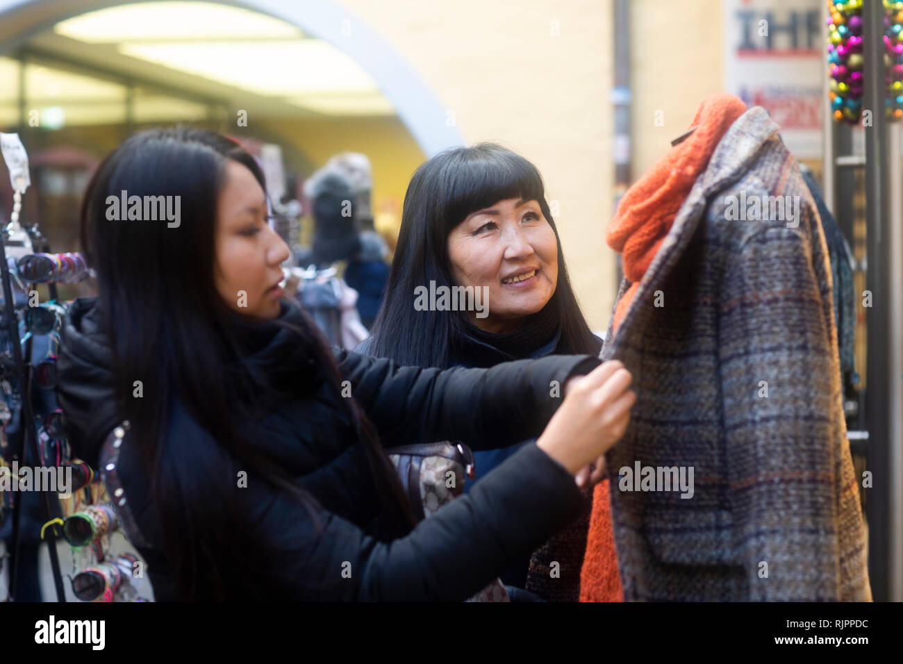 Mutter und Tochter Fenster Shopping am Weihnachtsmarkt, Freiburg, Baden-Württemberg, Deutschland Stockfoto