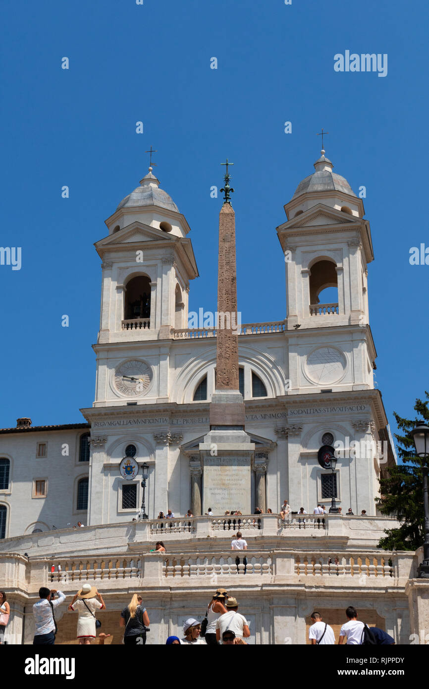 Kirche der Santissima Trinità dei Monti, Trinità dei Monti, einem Romean katholische Spätrenaissance titelkirche und der Obelisk Obelisk Sallustiano Stockfoto