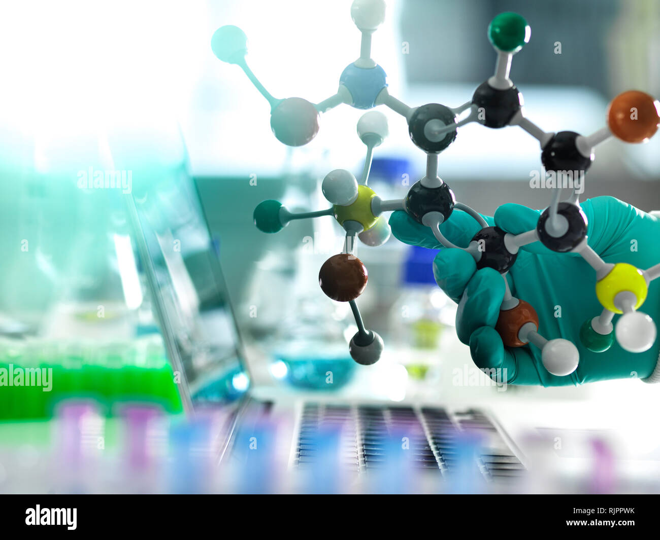Chemie Forschung, Forscher entwerfen eine chemische Formel mit einem molekularen Modell Stockfoto