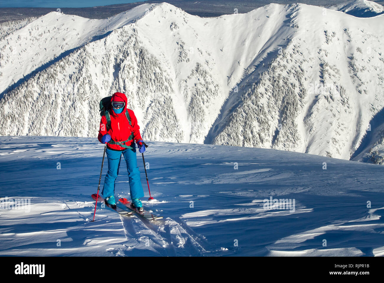 Mädchen macht Skibergsteigen allein in Richtung der Mountain Pass in eine schöne Strecke mit Seehundsfell Stockfoto