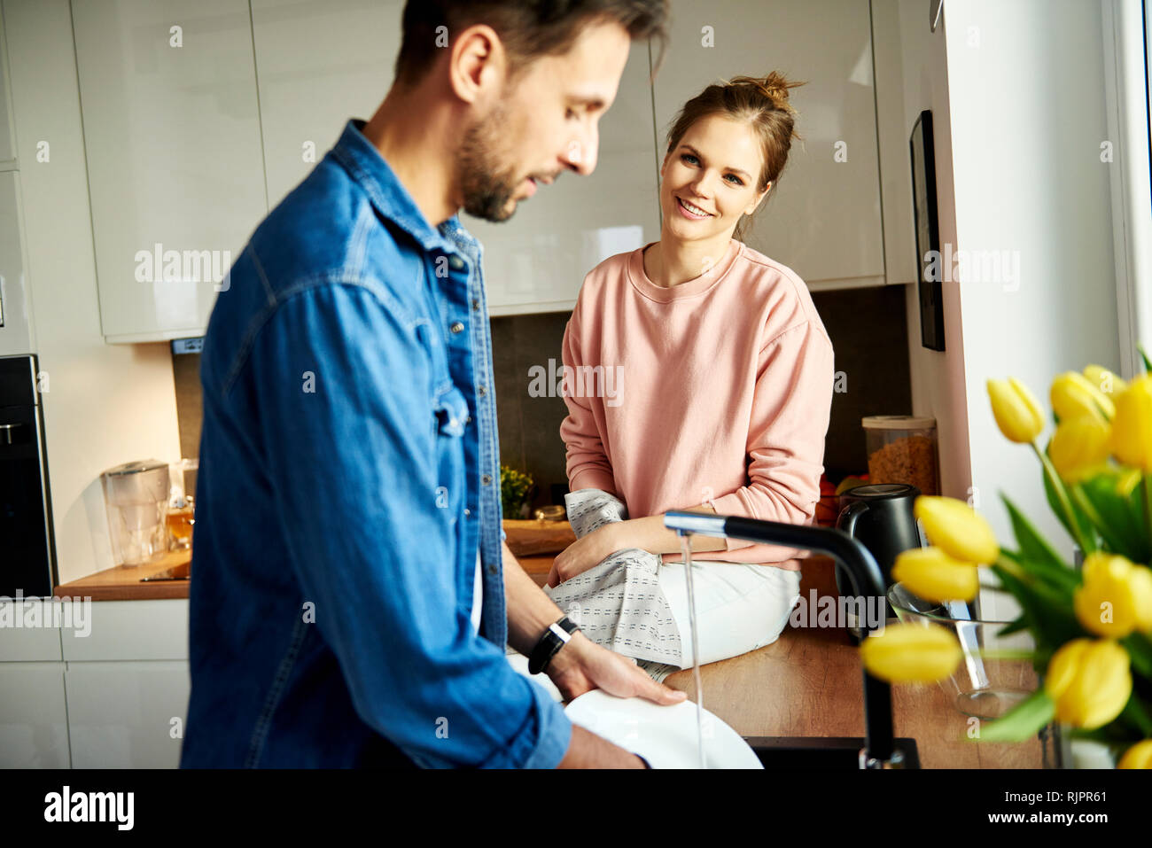 Paar sprechen und Abwasch in der Küche Stockfoto