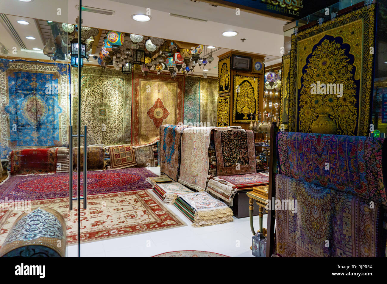 Luxuriös Shop mit traditionellen arabischen Produkte in Dubai, teuren persischen Teppich store Stockfoto