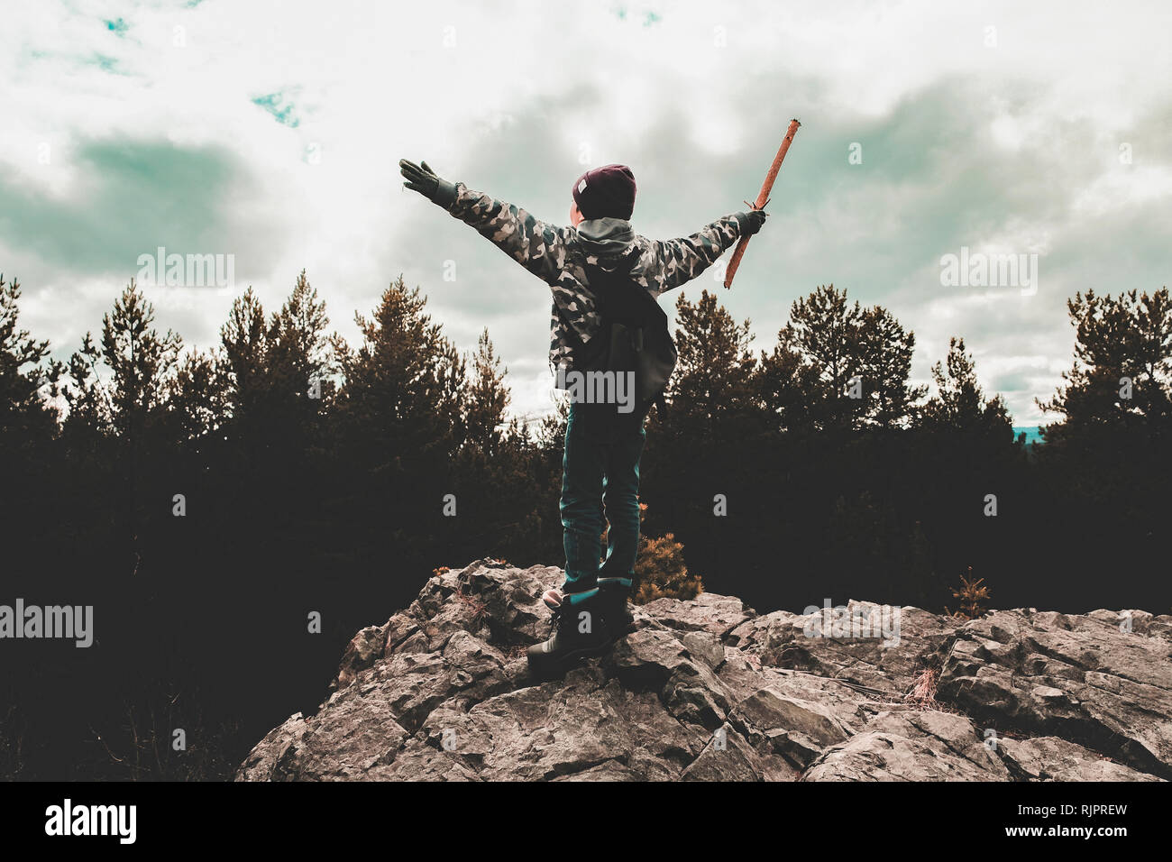 Junge auf Felsen winken Stick, Ural, Sverdlovsk, Russland Stockfoto