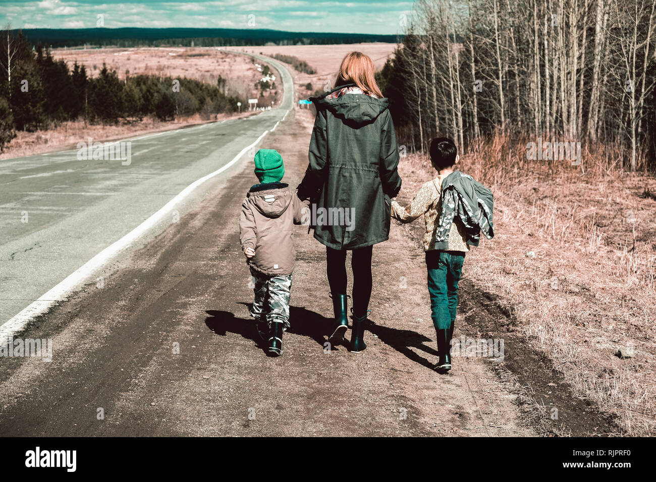Mutter und Söhne zu Fuß entlang der Strecke von entfernten Straße, Ural, Sverdlovsk, Russland Stockfoto