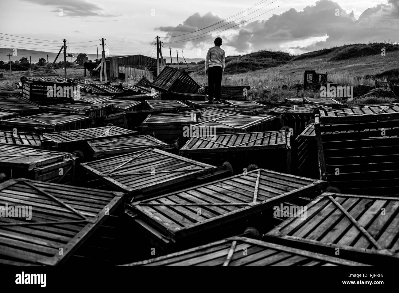 Junge auf Holzkisten, Ural, Sverdlovsk, Russland Stockfoto