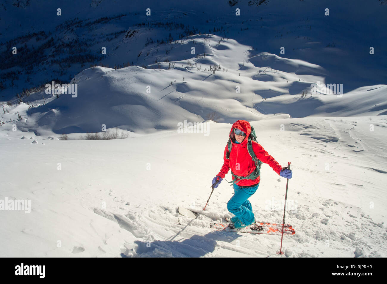 Mädchen macht Skibergsteigen allein in Richtung der Mountain Pass in eine schöne Strecke mit Seehundsfell Stockfoto