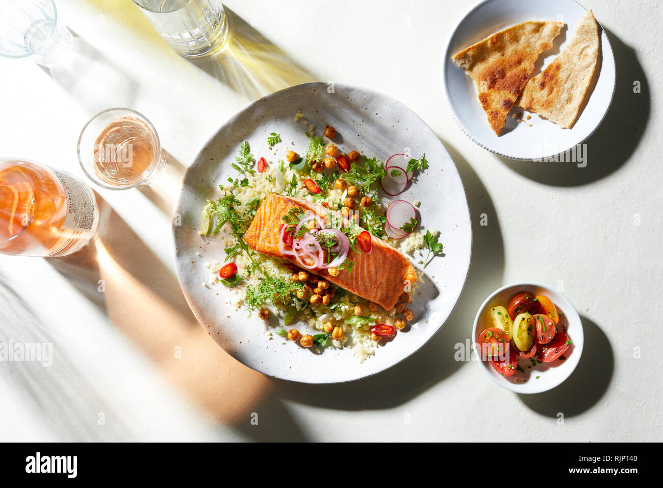 Platte von Lachs und Salat mit Pitta Brot, Ansicht von oben Stockfoto
