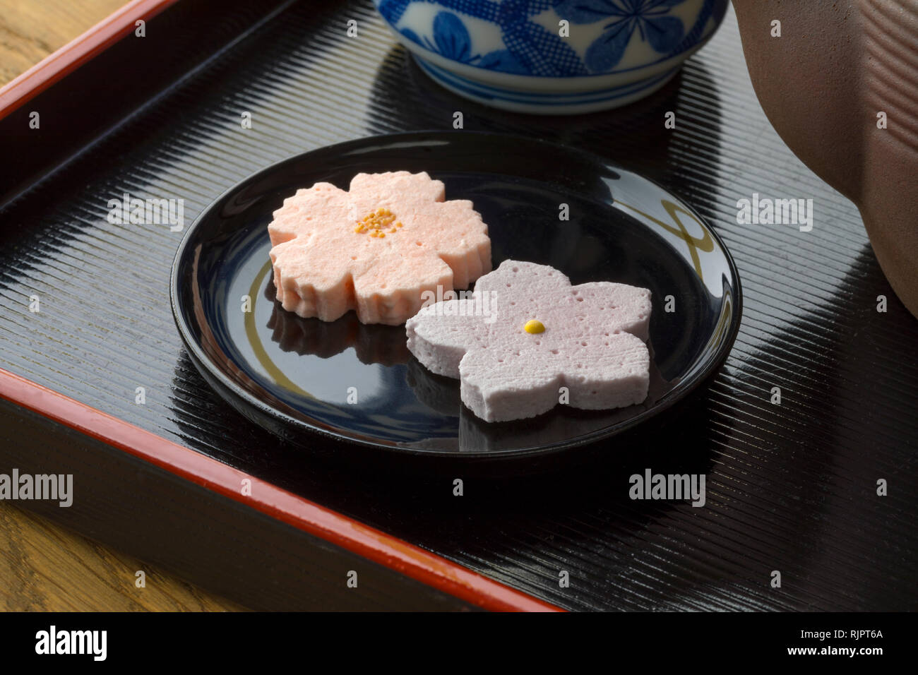 Spezielle traditionelle blumen geformte Japanische Spezialitäten serviert mit Kaffee Stockfoto