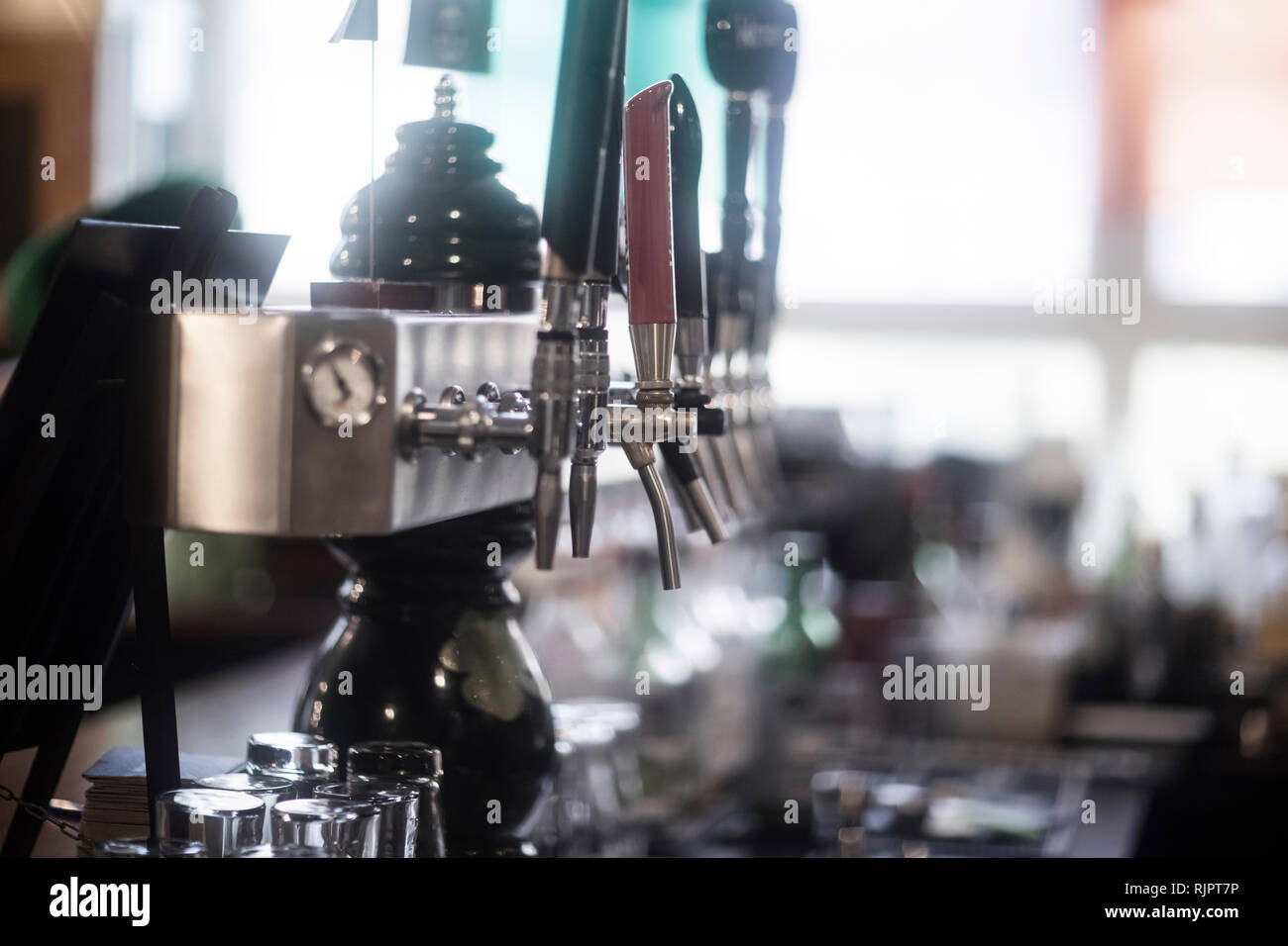 Bier Pumpen in traditionellen irischen Public House Stockfoto