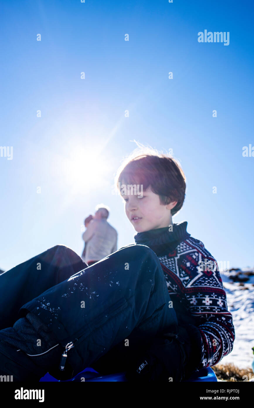 Junge spielt im Schnee, Piani Resinelli, Lombardei, Italien Stockfoto