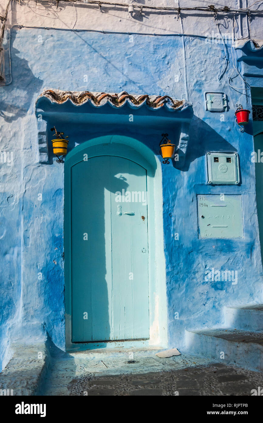 Blau lackiert Haus außen und Tür, Chefchaouen, Marokko Stockfoto