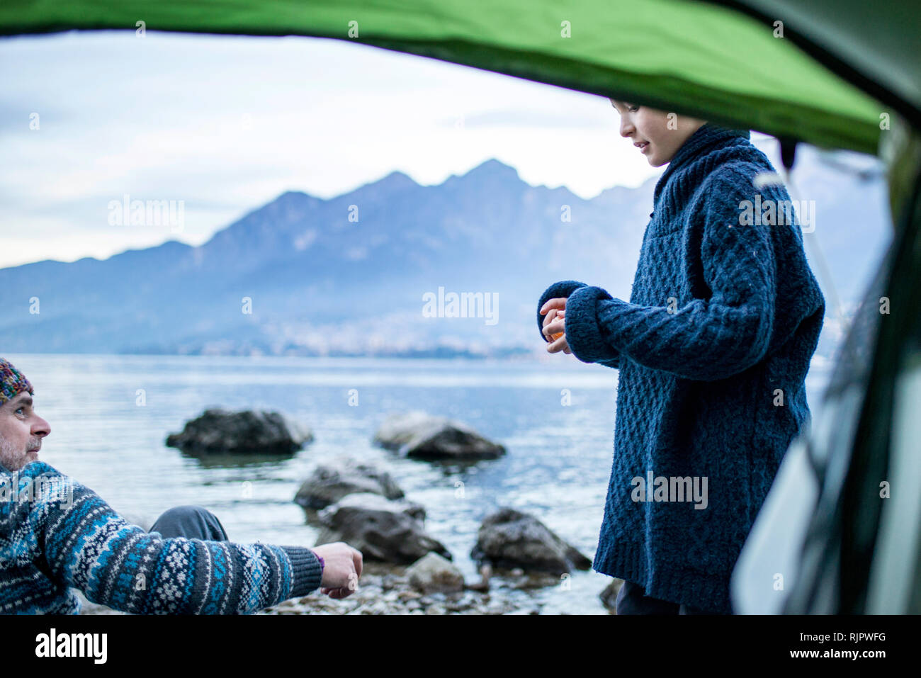 Vater und Sohn Camping auf See, Ansicht von innen Zelt, Onno, Lombardei, Italien Stockfoto