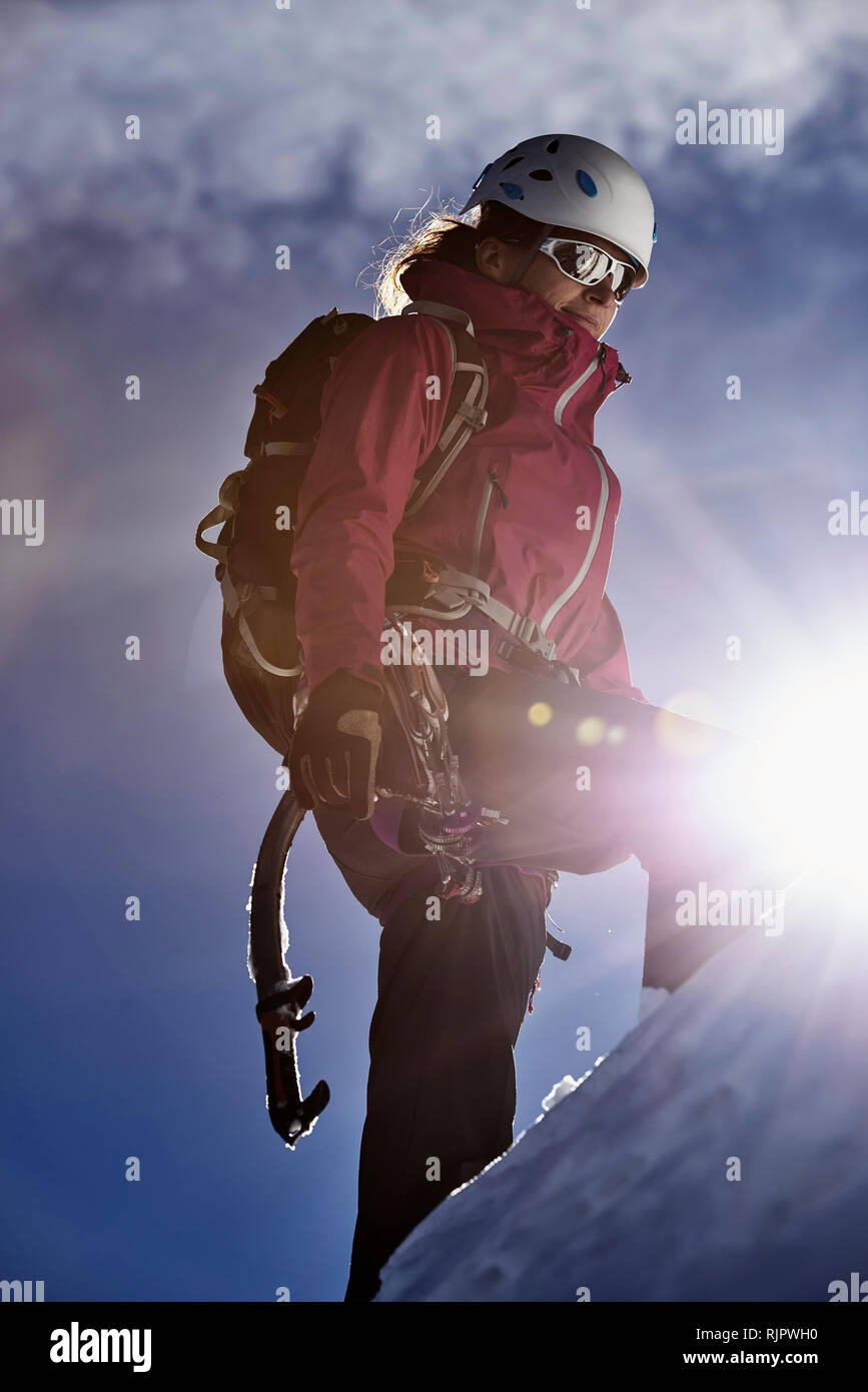 Aufsteigend Bergsteiger Berg in hellem Sonnenlicht, Chamonix, Rhône-Alpes, Frankreich Stockfoto