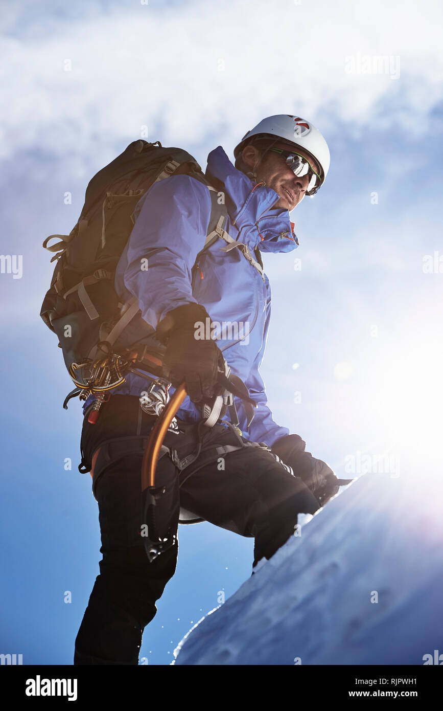 Aufsteigend Bergsteiger Berg in hellem Sonnenlicht, Chamonix, Rhône-Alpes, Frankreich Stockfoto