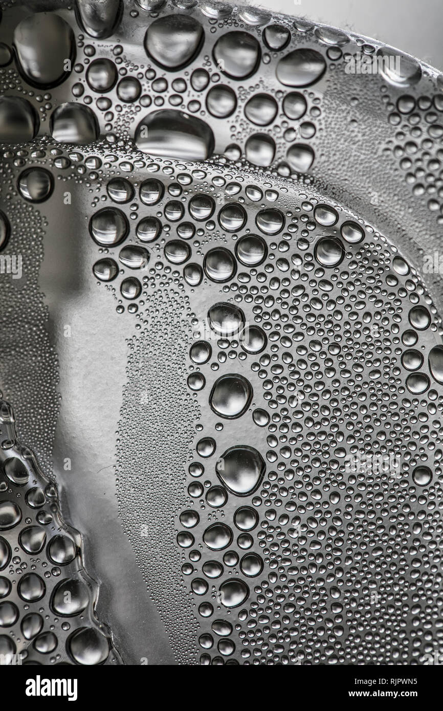 Wassertropfen auf der Flasche Stockfoto