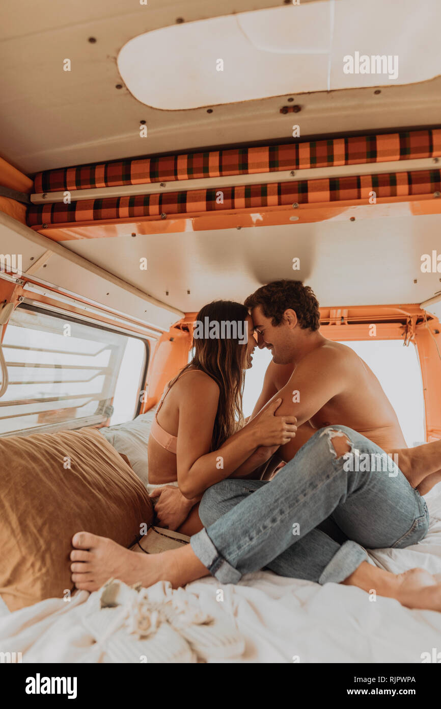 Junge surfen Paar Gesicht in der Rückseite der recreational vehicle am Strand, Jalama, Kalifornien, USA zu Gesicht Stockfoto