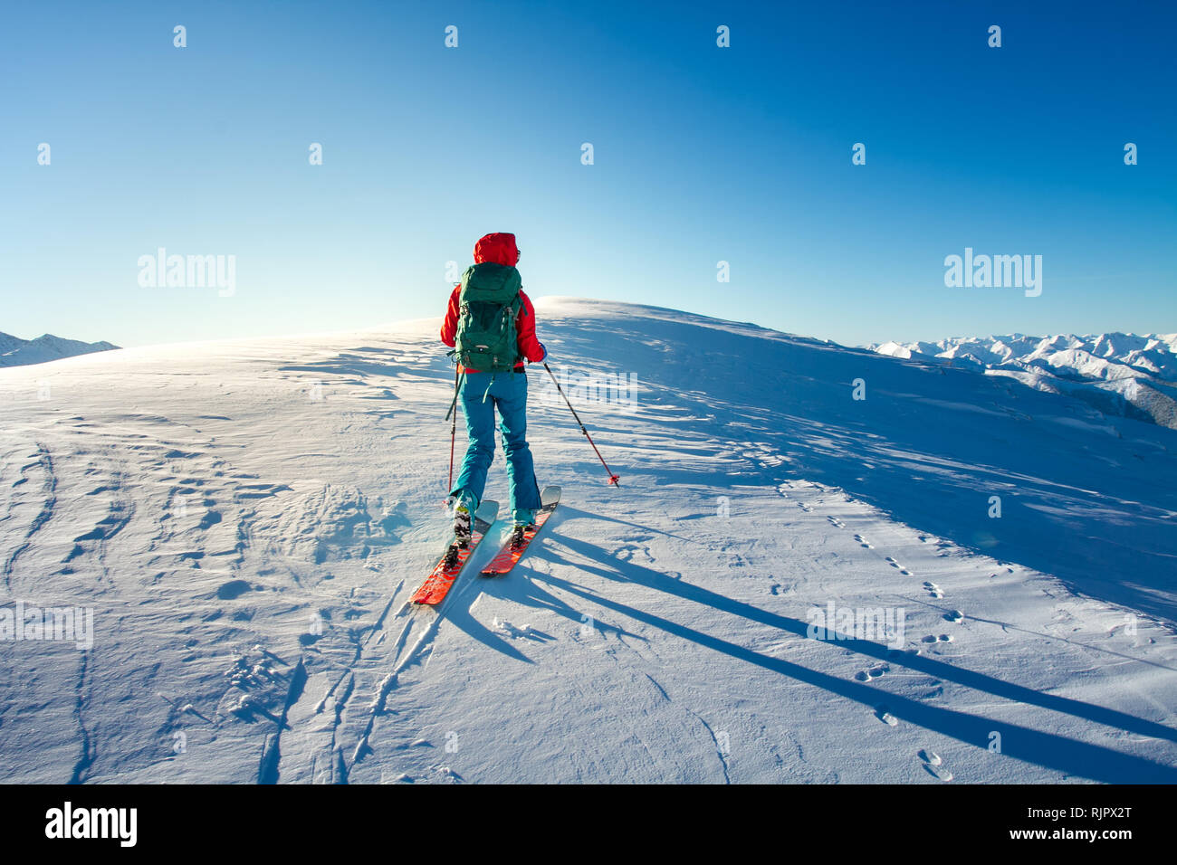 Mädchen macht Skibergsteigen allein in Richtung der Mountain Pass in eine schöne Strecke mit Seehundsfell Stockfoto