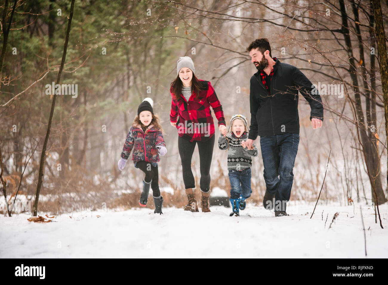 Familie auf Spaziergang im Schnee Landschaft Stockfoto