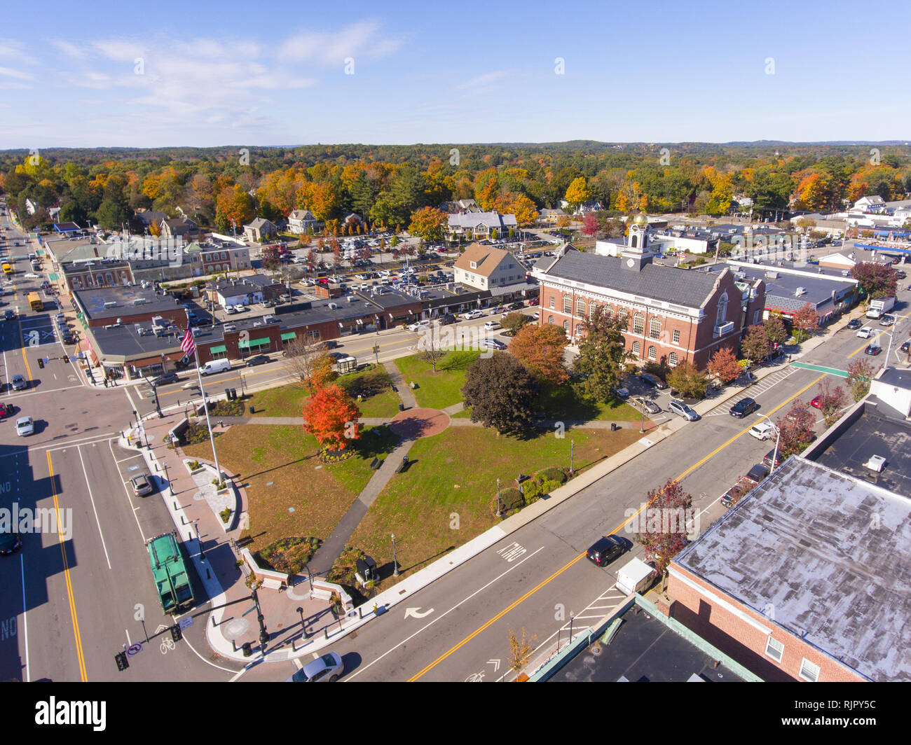 Rathaus und historischen Gebäude Luftbild in Needham, Massachusetts, USA. Stockfoto