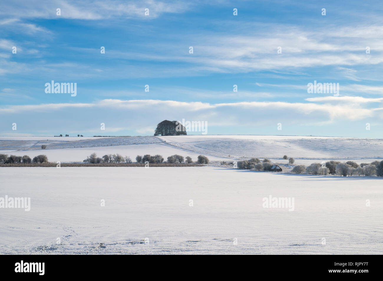 Verschneite Winterlandschaft in Avebury, Wiltshire, England Stockfoto