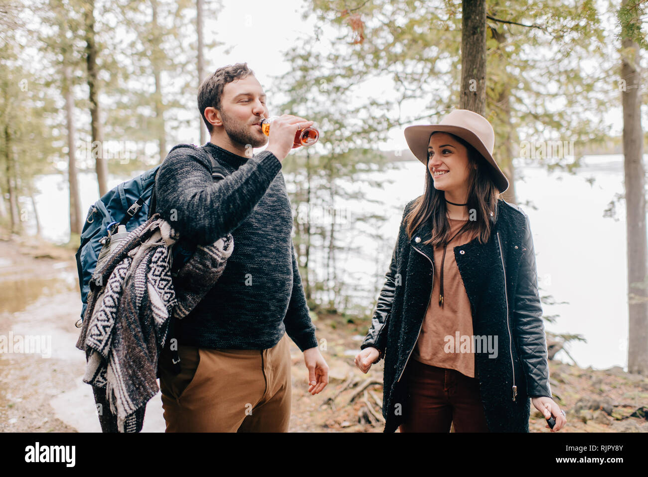 Paar Durst bei der Wanderung im Wald, Tobermory, Kanada Stockfoto