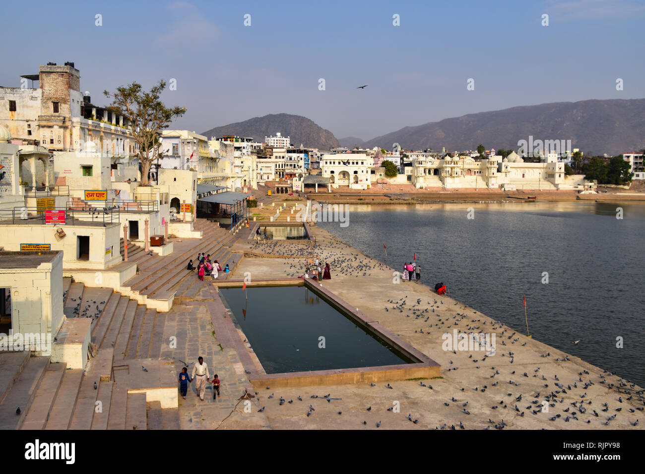 See Pushkar & Ghats, Pushkar, Rajasthan, Indien Stockfoto