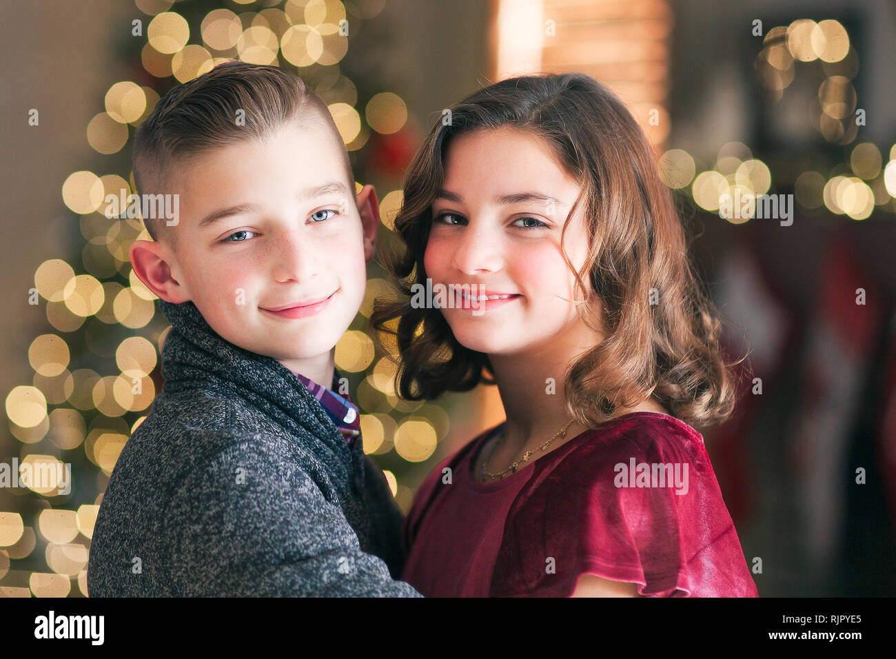 Sohn Von Schwester Oder Bruder Twin brother and sister -Fotos und -Bildmaterial in hoher Auflösung – Alamy