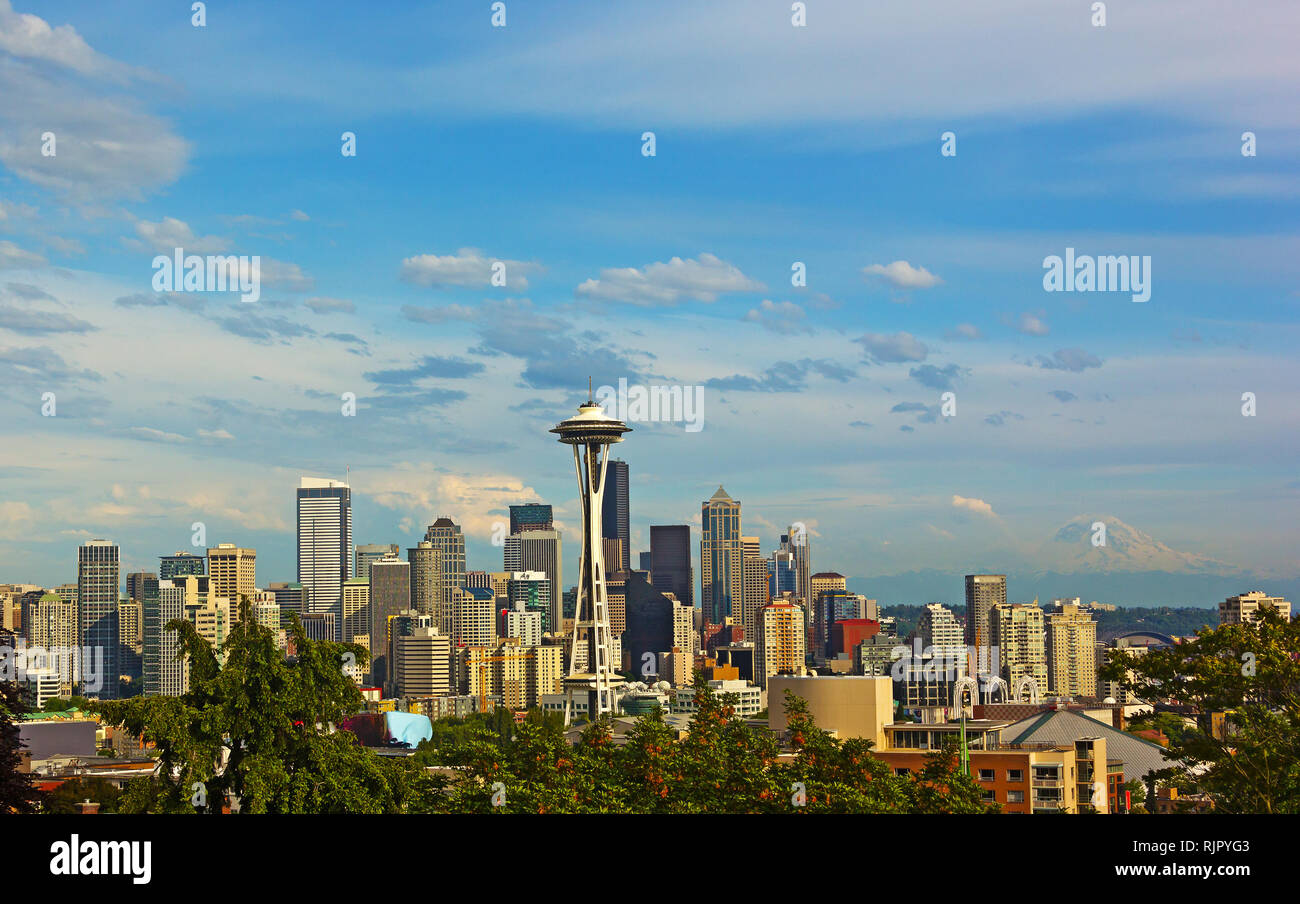 Seattle City Skyline mit Mount Rainier auf Hintergrund im Sommer. Seattle city panorama und Mount Rainier mit einem Schnee top. Stockfoto