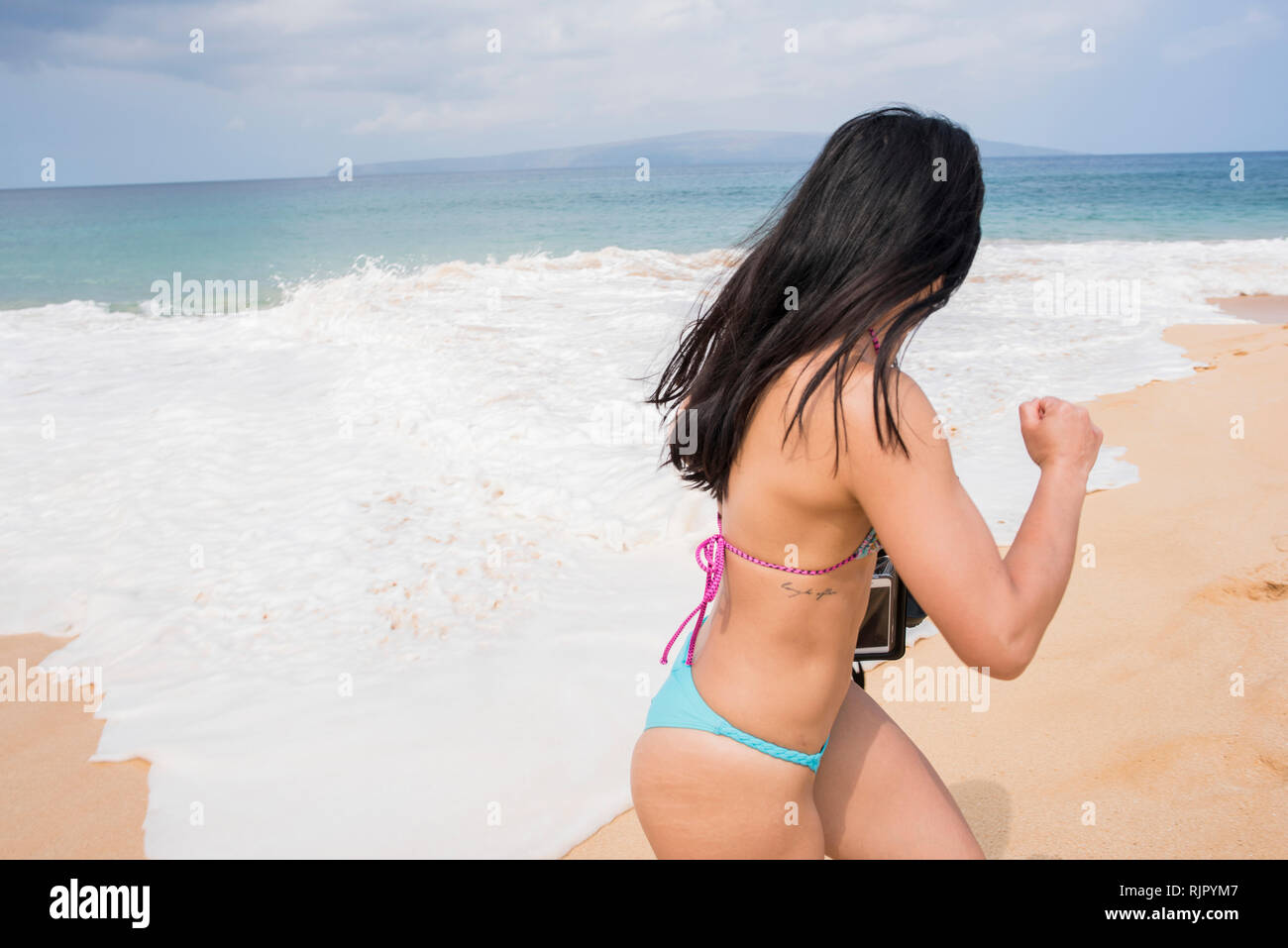 Frau aus Meereswellen, Makena Beach, Maui, Hawaii Stockfoto