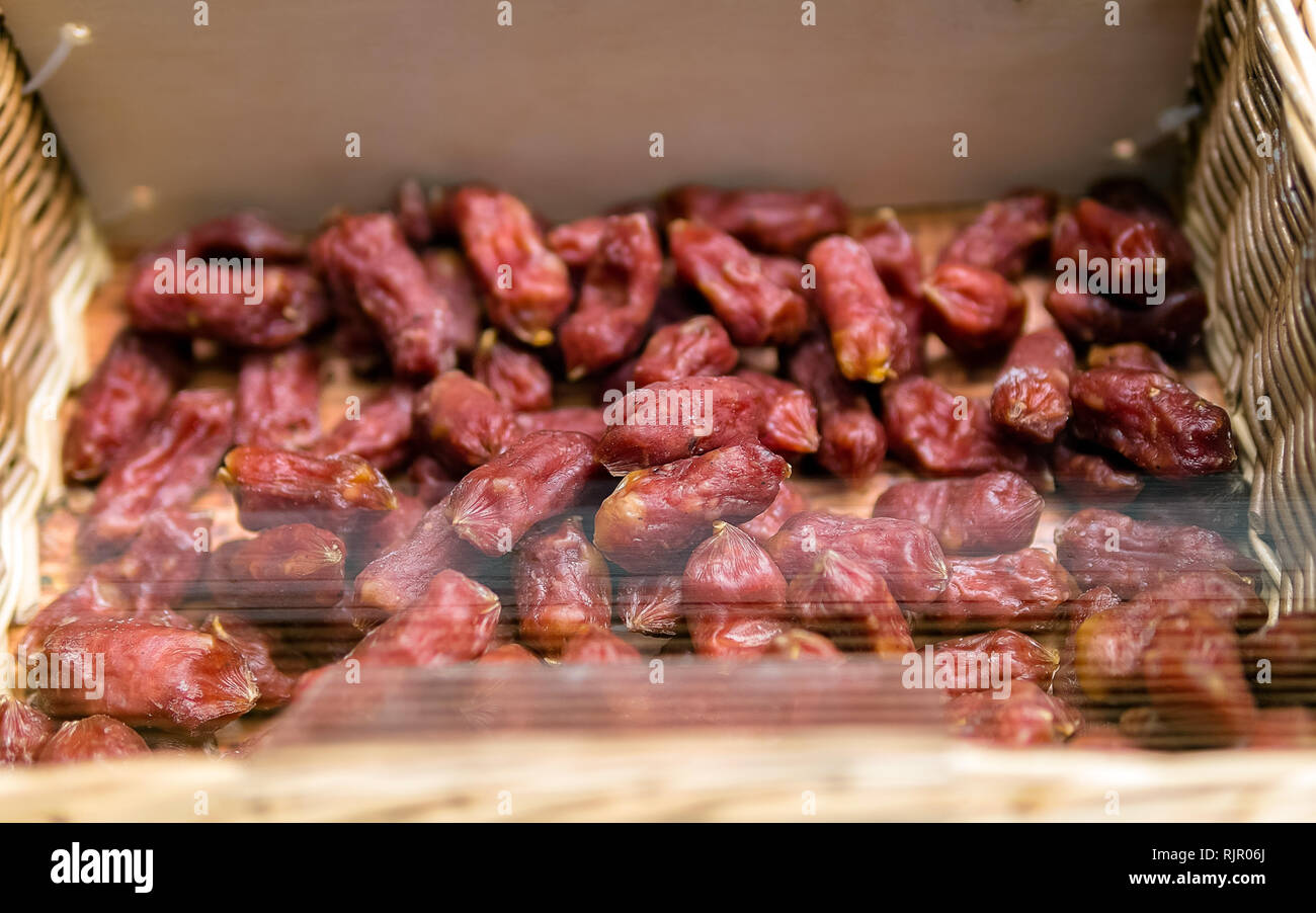 Kleine chemische geräucherte Wurst in den Korb. Kabanossi Wurst. Ansicht von oben Stockfoto