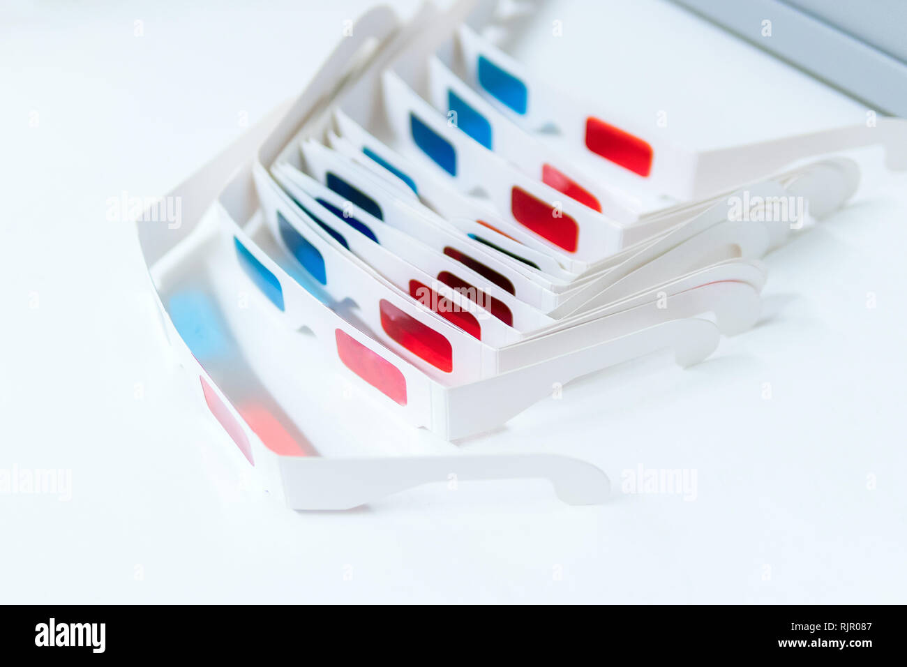 Seitliche Ansicht einer 3D-Brille isoliert auf weißem Hintergrund. Moderne film Screenings Stockfoto