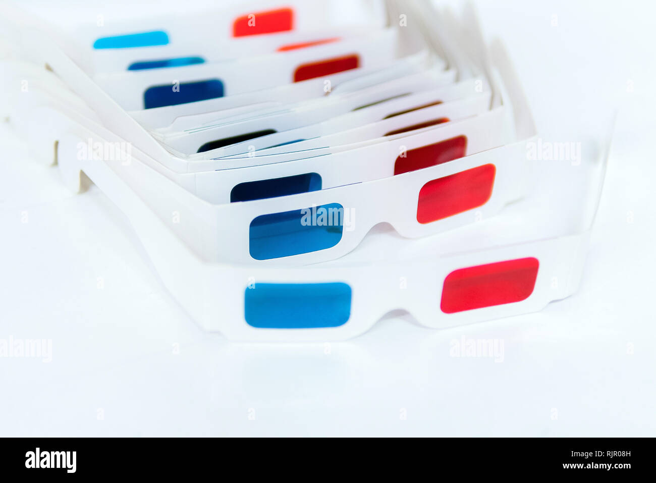 Seitliche Ansicht einer 3D-Brille isoliert auf weißem Hintergrund. Moderne film Screenings Stockfoto