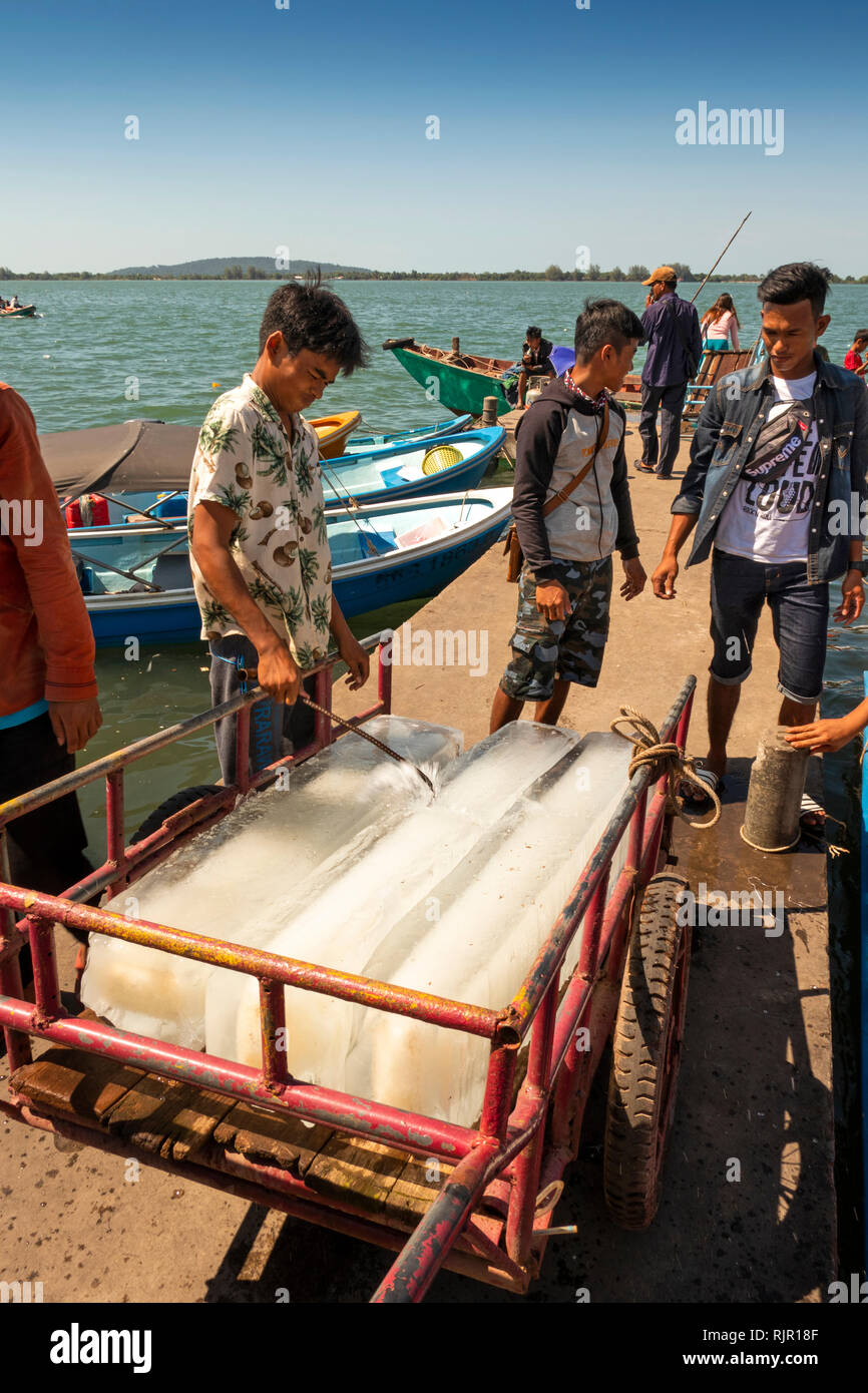 Cm 235 Kambodscha Preah Koh Kong, Prek Kaoh Pao Fluss, Dong Tung Hafen Steg, Mann, schneiden Eisblöcke mit metall haken Stockfoto