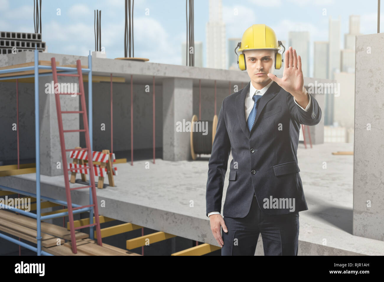 Unternehmer tragen gelbe Helm und Übersicht stop Geste an der Baustelle. Industrietechnik. Geschäftskonzept. Die sicherheitsausrüstung. Stockfoto